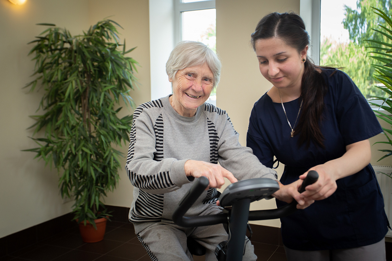 Физическая культура для пожилых людей: польза, виды и роль пансионатов в реабилитации